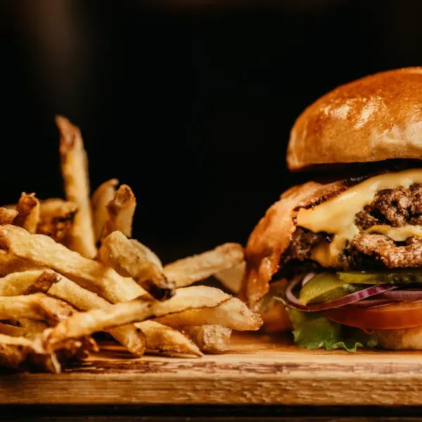 Hamburguesa con queso, cebolla, tomate y patatas