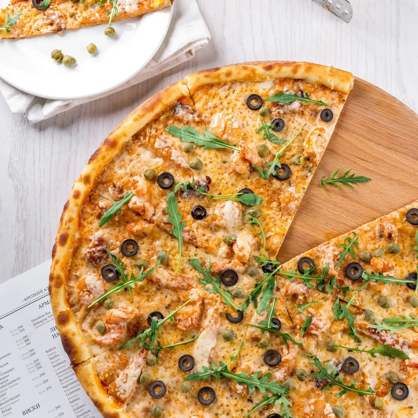Pizza margherita con rúcula y olivas